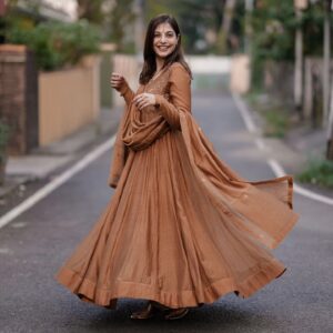 Santhi Mayadevi Instagram - 🤎💫
📸# @__a_wanderlust
@arjun__photography___
Styledby :  @amritha_lakshmi___  @styledby_al_ 
Costume : @kalaakaari