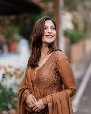 Santhi Mayadevi Instagram - That smile 😊✨❤️

On frame : @santhi_mayadevi 
Styled by: @amritha_lakshmi___ @styledby_al_ 
Costume : @kalaakaari 

.
.
.
#insta #instagram #instadaily #lyf #reels #happiness #smile #feelgood #photo #photoshoot #sony #sonyalpha