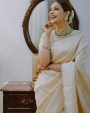 Santhi Mayadevi Instagram - ✨️✨️💛
Stylled by @styledbysmiji 
MUAH @Sajith&sujith
Jewellery @Goodwillcollectionsbridal
Saree @mera_by_stylemepretty 
Styling Assistant @hazeena_th
Clicked by @sravanamsachu_photographer
Color grading @parvathy.abin
Production Assistant @ben_sajan

#bridalsaree #silksaree #weddingsaree #banarasisilksare #weddingsarees #bridesaree#indianbride #banarasisaree #indianwedding #silksarees #sareeblouse #traditionalsaree #southindiansaree #puresilksaree #sareecollection #designersaree #bridaljewellery#weddingjewellery  #earrings #indianwedding #wedding  #bangles #necklace