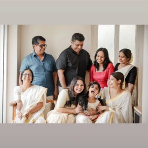 Santhi Mayadevi Instagram - Happy Vishu💛💫🌾

 📸 @__a_wanderlust
@arjun__photography___
Love to @sobhaviswanath_official and @weaversvillagestore for sending this beautiful special Vishu outfit  for me, @shijjur, and Aarumani.
#vishu #fest #prayers #family
#friends #together #celebration #kerala #festival #keralasareelove #kasavusaree #keralahandloom #traditionalattire #photography #specialtimes