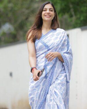Santhi Mayadevi Instagram - Twirling in my favorite🩵
@vedhikafashion 
@maithri_1111 
📸 @bennet_m_varghese
#saree #desi #summerwardrobe #sareelove #swirlingandtwirling #indianwear #southindiansaree