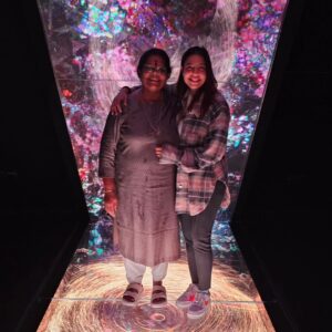Santhi Mayadevi Instagram - ❤️💫💫💫#ayawafimalldubai#familytime#uae
@shijjur 
@rekha.rajasekharan