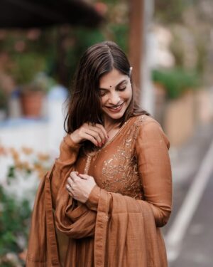 Santhi Mayadevi Instagram - That smile 😊✨❤️

On frame : @santhi_mayadevi 
Styled by: @amritha_lakshmi___ @styledby_al_ 
Costume : @kalaakaari 

.
.
.
#insta #instagram #instadaily #lyf #reels #happiness #smile #feelgood #photo #photoshoot #sony #sonyalpha