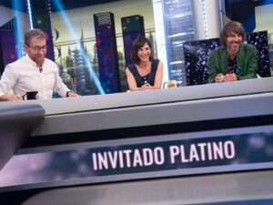 Santi Millán Instagram - Todo un honor convertirme en ‘Invitado Platino’ de @elhormiguero presentando ‘Espejo-Espejo’ con @malenaalteriooficial #muchasgracias
#unhonor