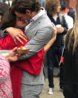 Santiago Achaga Instagram - La segunda foto es del 2019, cuando apenas empezábamos a salir. Para aquel momento no sabíamos si era una buena idea aparecer en las fotos porque era muy reciente todo y yo no quería que, si algo salía mal, después ella mirara sus fotos y diga “que boluda… como metí a este pibe en este momento tan importante de mi vida” 😂 La primer foto es de hoy, cinco años después, ahora graduada de NYU 💜 PERO CON UN MASTERS🤯😍 te amo, orgulloso de vos.