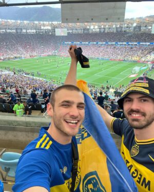 Santiago Achaga Instagram - Los colores no se negocian, en las buenas y en las malas más. Si algo puedo decir: la experiencia fue INOLVIDABLE. GRACIAS BOQUITA 💙💛💙 (el último video no tiene desperdicio) @alaimofrancisco @yaztravel