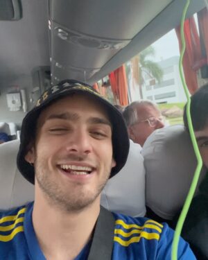 Santiago Achaga Instagram - Los colores no se negocian, en las buenas y en las malas más. Si algo puedo decir: la experiencia fue INOLVIDABLE. GRACIAS BOQUITA 💙💛💙 (el último video no tiene desperdicio) @alaimofrancisco @yaztravel