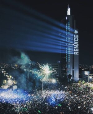 Santiago Cabrera Instagram - Que lindo lo de Chile ayer, un día histórico!  El mundo mira con esperanzas! Viva Chile mierda!!!! 🇨🇱 ✊🏼✊🏼 🇨🇱 #apruebo #vote  For context: Chileans yesterday, with an overwhelming 78% majority, voted to approve a rewrite of a Pinochet era Constitution. Although Chile has had a democracy for 30 years, the rules of such had been established by Pinochet’s brutal dictatorship. Yesterdays crushing victory finally buries a regime that systematically violated human rights and killed more than 3200 Chileans. It’s the rebirth of a nation. The world looks on in hope! 
It will be a long road, but after a grueling year for most, and a lifetime of inequality for a vast number of Chileans, you can begin to glimpse a better future. 
Very proud of my country, of Democracy that allowed me to #vote from California, and for the people of Chile that have spoken. Viva Chile 🇨🇱 #vote