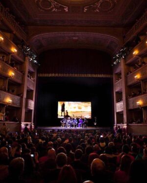 Santiago Cabrera Instagram - Ciao Italia, grazie @luccacomicsandgames @primevideoit Ci vediamo la prossima volta. And the Shakespeare on that beautiful stage was priceless @sirpatstew A true treat for all