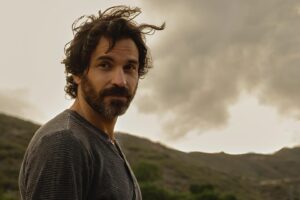 Santiago Cabrera Instagram - Yes, it was windy that day. You can see it for yourself. New episode available now. @startrekonpplus #startrekpicard  Si, había viento ese día. Pueden verlo uds mismos. Hoy nuevo capítulo de #picard #spacehair