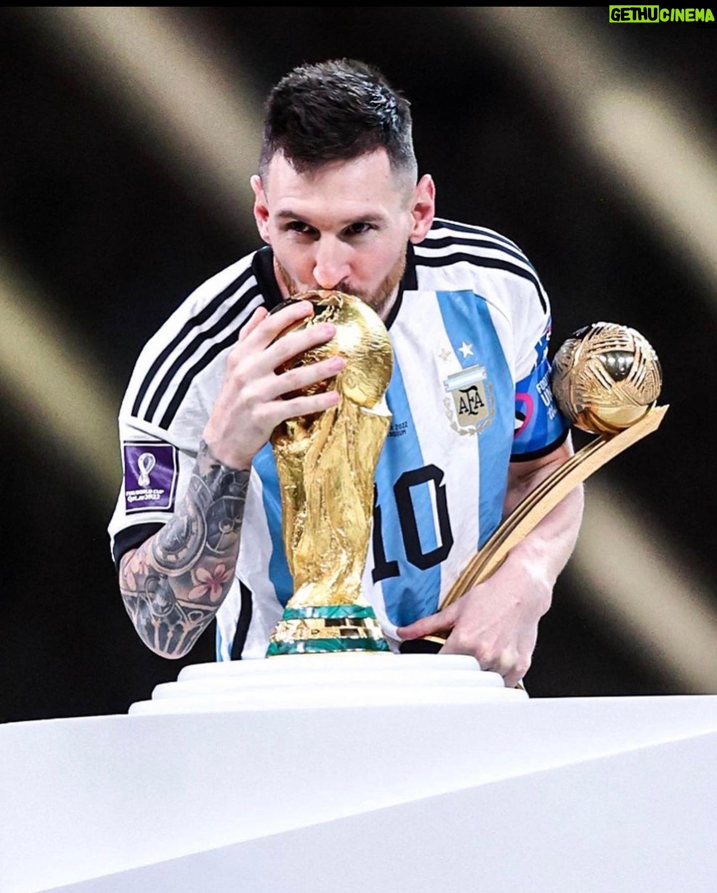 Santiago Cabrera - 12.1K Likes - The Football Gods have spoken! #messi Me alegro mucho por toda la Argentina, muchas felicidades! Que gran Mundial, y que partido! Como se puede ver más fútbol después de eso!! A descansar ahora.
And how can you not take your hat off for Kylian Mbappe! To score a hat trick in a World Cup final and lose. What more can you do? Grande los dos fenómenos, que lindo es el fútbol