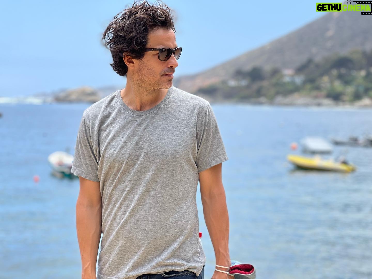 Santiago Cabrera - 11K Likes - Aquí un pedazo de nuestro paso por Chile. Que lindo fue estar ahi de nuevo, absorbiendo los elementos. En familia, con amigos, haciendo semejanza de vida normal después de mucho tiempo. Se echaba de menos. Hasta la próxima. #chilelindo #vacaciones Here’s a snippet from our recent trip to Chile. Was so nice to be there again, soaking up the elements, sharing with family, friends, living some semblance of a normal life. It had been too long. Till next time.