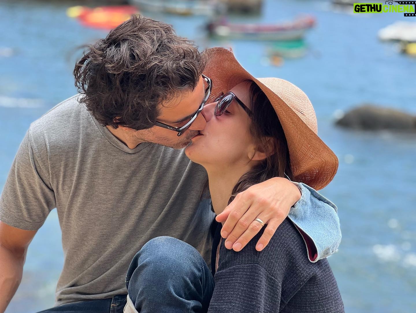 Santiago Cabrera - 11K Likes - Aquí un pedazo de nuestro paso por Chile. Que lindo fue estar ahi de nuevo, absorbiendo los elementos. En familia, con amigos, haciendo semejanza de vida normal después de mucho tiempo. Se echaba de menos. Hasta la próxima. #chilelindo #vacaciones Here’s a snippet from our recent trip to Chile. Was so nice to be there again, soaking up the elements, sharing with family, friends, living some semblance of a normal life. It had been too long. Till next time.