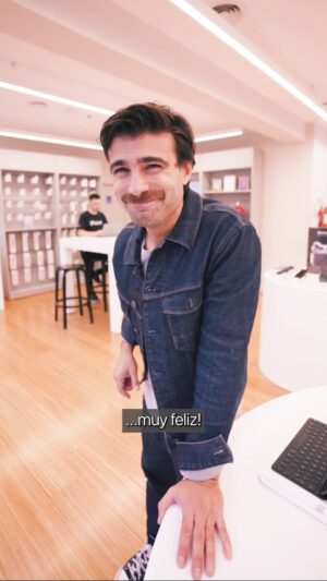 Santiago Ramundo Instagram - Feliz de compartir esta experiencia sobre mi iPad 🕺🏼👏🏼⁣
⁣
Gracias a mis amigos de @iPoint y el programa 𝗔𝗽𝗽𝗹𝗲 𝗘𝘅𝗰𝗵𝗮𝗻𝗴𝗲,  esta historia tuvo un gran final.⁣
⁣
¿Sabes qué es el Apple Exchange?⁣
⁣
Consiste en reemplazar un dispositivo por otro nuevo (sin accesorios ni caja), de idénticas características (modelo, capacidad y color), 𝗮 𝘂𝗻 𝗰𝗼𝘀𝘁𝗼 𝗺𝘂𝘆 𝗶𝗻𝗳𝗲𝗿𝗶𝗼𝗿 𝗮𝗹 𝗱𝗲 𝘂𝗻𝗮 𝘂𝗻𝗶𝗱𝗮𝗱 𝗻𝘂𝗲𝘃𝗮.⁣
⁣
Pedí tu turno en el día por 📲  WhatsApp al  54 9 11 2601-0907 para ver si califica para el Apple Exchange.⁣
⁣
📍Tiendas iPoint:⁣
Unicenter, Alto Palermo y Abasto Shopping