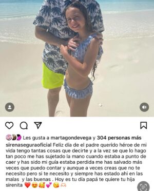 Santiago Segura Instagram - Todavía estoy alucinando con el mensaje que me ha puesto mi hija Sirena en Instagram… el mejor regalo del día del padre. Claro, le he preguntado que de dónde ha sacado todas esas cosas… me ha dicho que se ha inspirado un poco en las series americanas que ve.
Amor y humor ❤️❤️😅❤️❤️no puedo pedir más!