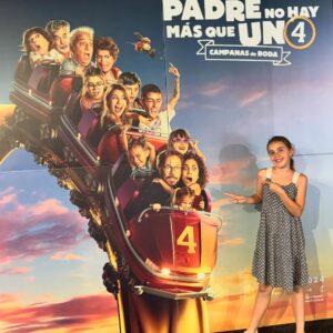 Santiago Segura Instagram - Sirena ya se ha encontrado uno de nuestros carteles!!
Ya estamos en los cines… y en un mes, la película!!!