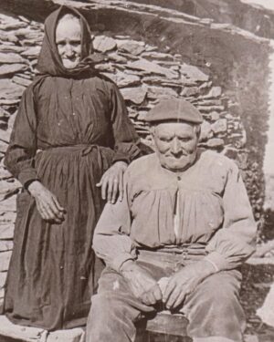 Santiago Segura Instagram - No llegue a conocerlos, mis bisabuelos, los padres de mi abuela Constancia… vivían en una casa de piedra en el campo, sin agua corriente… Miro su foto y me parece de la prehistoria, pero no hace tanto. Me gustaría saber más de ellos, de sus vidas, pero como imagino que os pasará a algunos nunca hablé demasiado con mi abuela sobre su vida y ahora, claro, es demasiado tarde. Ni siquiera está ya mi padre para poder preguntarle. 
La vida va a toda velocidad siempre hacia adelante y poco registro queda de la gente humilde y sencilla, así que observo la foto y digo -gracias- por haber contribuido a traerme hasta aquí…
Escuchad a vuestros padres y abuelos cuando aún los tengáis cerca, quizás seáis los únicos herederos y transmisores de sus historias.