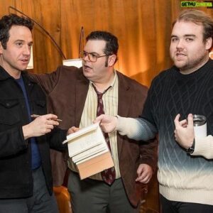 Santino Fontana Instagram - Loved eating these two hansome men’s dreams, finish their sandwiches, and shake their hans.  Luv u guys @joshgad @andrewrannells @gutenbergbway 
Yesterday @santinofontana and Rannells and I finished each other’s sandwiches. Thank you friend for eating dreams with us @gutenbergbway