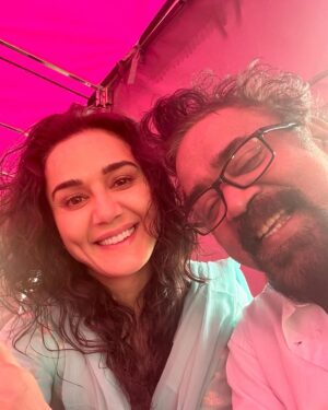 Santosh Sivan Instagram - Filming with Preity after Dil Se 😁