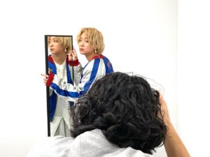 Saori Izawa Instagram - 雑誌、日本映画navi vol104にてあかりちゃんとの対談と阪元監督のインタビュー掲載されております。

ベビ続編の公開まで、もうすぐ。

恰好良い写真撮っていただきました。

本屋さんでぜひ📚

可愛いすぎる服たちは入山さんコーディネート✌️

Styling by @hiroakiyama 

Jacket @sick_shibuyatokyo
Innner @thekeijiny
Skirt @thehandsome.official
Earrings @flake_jewelry_official
Ring @northworksfolk
Shoes @vege.official