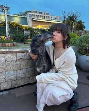 Saori Izawa Instagram - 先週末のイベントありがとうございました🫰

誠さんはぴば&トーシネ祭　
久々登壇、たくさん話せて楽しかった

White sweater provided by @prestigeapparel_official 
Thank you🤍