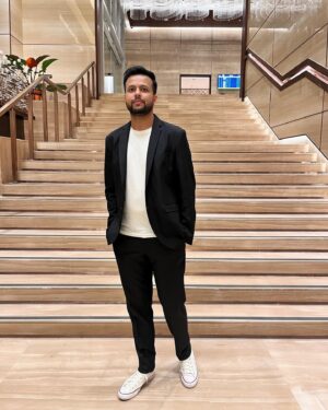 Sapan Verma Instagram - suits up once a month to compensate for wearing shorts and flip flops every day

Also December tour is now live, see you at the shows ✌🏻
