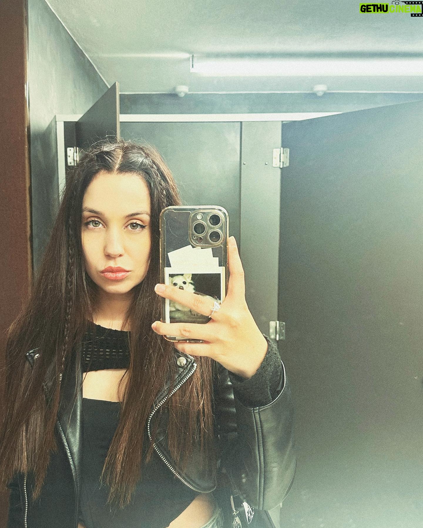 Sara Cecília - 3 Likes - Characters backstage 2023
1. short film
2. tv series
3. theater play
4. una actriz trabajando en España
5. just another selftape