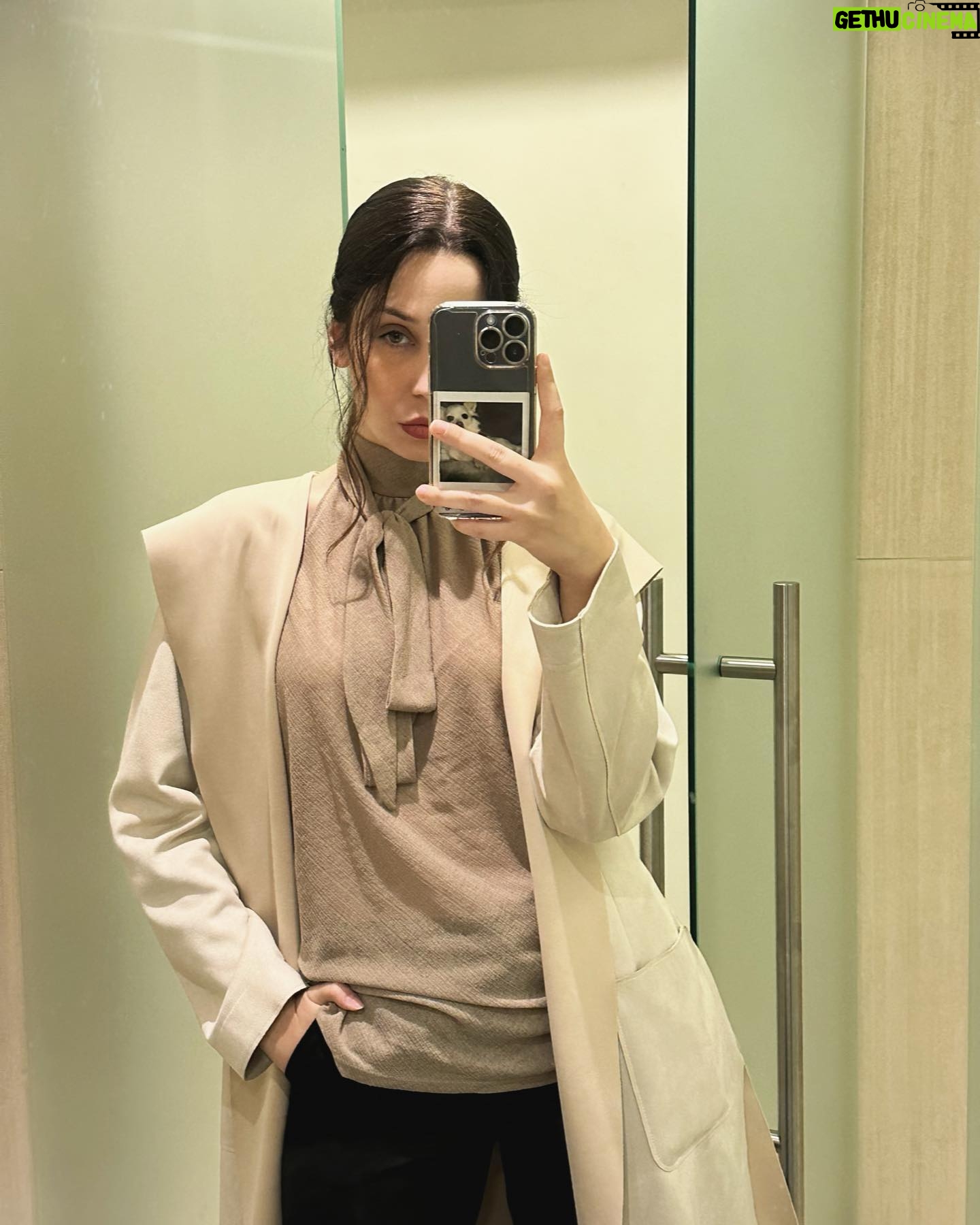Sara Cecília - 3 Likes - Characters backstage 2023
1. short film
2. tv series
3. theater play
4. una actriz trabajando en España
5. just another selftape