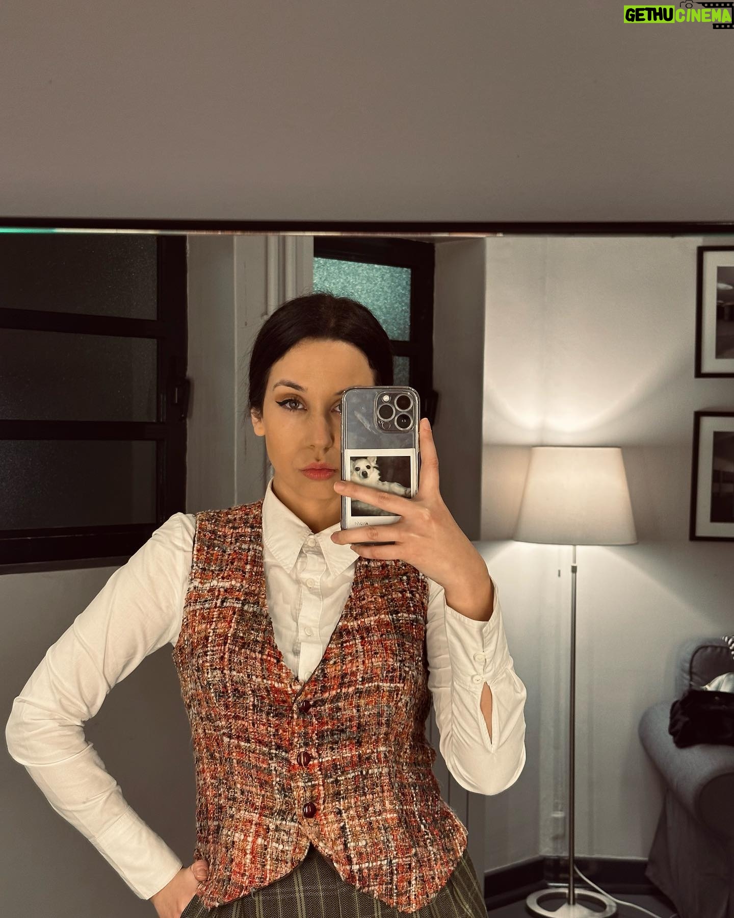 Sara Cecília - 3 Likes - Characters backstage 2023
1. short film
2. tv series
3. theater play
4. una actriz trabajando en España
5. just another selftape