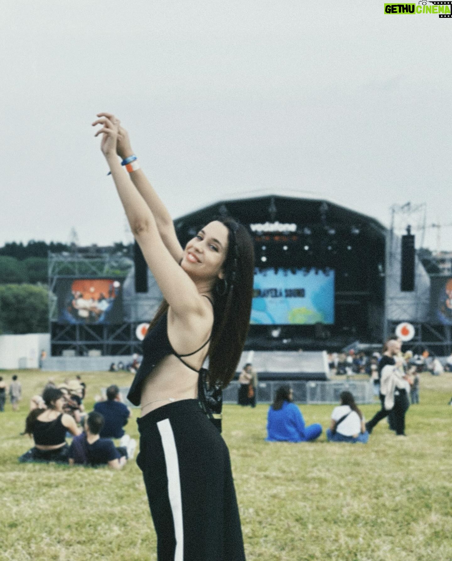 Sara Cecília - 3 Likes - Dias bonitos no Primavera Sound 🫶🏻