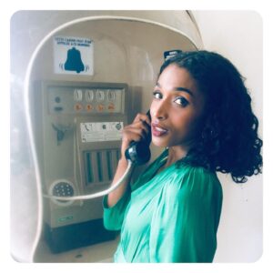 Sara Martins Instagram - 🎶I just call to say I love you 🎵
#onset #goodolddays #phonebooth #jevousparleduntempsquelesmoinsde20ansnepeuventpasconnaitre #tournage #vintage