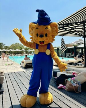 Sara Parikka Instagram - mainos @tuisuomi ARVONTA!⛱️ 

Lomailtiin lasten kanssa Samoksella ekaa kertaa 2017 ja nyt oli ihana palata tänne! 🇬🇷🌞🧡 Blue Star Doryssa Seaside Resort on ihan meidän lemppari. Hotellilla on superkaunis allasalue rannan äärellä, taivaallista ruokaa, leikkipaikka ja paljon tilaa lapsilla juoksennella. Hotellialue on iso ja täällä on kreikkalaisen kylän fiilis 😍

Pythagorionin kylä on kävelymatkan päässä ja siellä on kaunis satama, lukuisia tavernoja, putiikkeja ja kuvan kauniita kujia ✨🇬🇷 

VINKKI! Jos etsit perheelle toimivaa hotellia, niin kannattaa tsekata TUI:n Blue Star -hotellit. Ne sijaitsee aina hyvillä paikoilla, joko lähellä rantaa tai keskellä kaupunkia. Niistä löytyy upeat allasalueet ja henkilökohtainen opaspalvelu hotellilla (useimmiten vieläpä suomen kielellä).

ARVONTA: Kommentoi alle minne TUIn kohteista haluaisit suunnata 😍⛱️ ja nappaa @tuisuomi tili seurantaan niin olet mukana 500€ lahjakortin arvonnassa. Arvon voittajan 3.7 ja ilmoitan asiasta dm-viestillä. Instagram ei osallistu arvontaan. 
 
Blogista löytyy tarkempi postaus meidän reissusta ja vastaukset ig:ssä laitettuihin kysymyksiin ☀️⛱️ Kannattaa lukea postaus ja napata vinkit haltuun! Siellä myös paaaljon ihania lomakuvia 🥰

pssst. Tsekkaa myös TUI:n äkkilähdöt 🙊