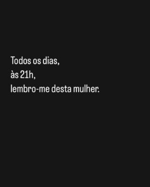 Sara Pinto Instagram - Todos os dias, às 21h, lembro-me desta mulher. 
.
O momento do banho dos miúdos cá em casa tem tanto de animação como de stress.
É o fim do dia, depois de jantar, estamos todos cansados, eles mais birrentos às vezes, nós com menos paciência, ora não querem ir para a banheira, ora não querem sair de lá.
Embrulho-os na toalha depois de todas as reclamações de não quero lavar a cabeça e é ver qual dos dois salpica mais de água o chão e a minha roupa e a do pai.
Sabem aquelas toalhas para criança com carapuço? É nessas que eles se embrulham. Aqui há tempos, enquanto pegava neles assim ao colo, todos embrulhados num toalhão branco, com o carapuço a tapar a cara, gelei ao ver o reflexo no espelho. 
Na minha cabeça estava a imagem da mulher de Gaza abraçada ao corpo da sobrinha pequena, coberta da cabeça aos pés com um lençol branco. Esta imagem, que está no meu pensamento desde outubro, foi hoje escolhida como foto do ano no World Press Photo.
Todos os dias às 21h lembro-me desta mulher e de todas as mães e crianças apanhadas pela guerra… e dou graças pelo stress da hora do banho, pela banalidade dos meus dias e pela sorte de ver os meus filhos espernear debaixo dos toalhões brancos.
Que nos lembremos sempre da nossa sorte no stress do dia a dia.
A fotografia é do fotojornalista da Reuters Mohammed Salem, tirada no hospital Nasser em Khan Younis a 17 outubro 2023.