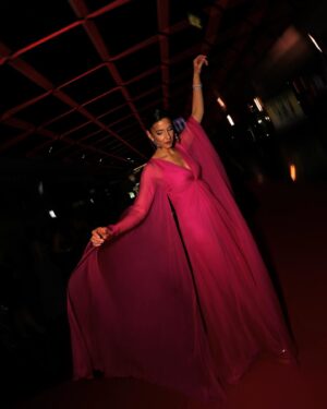 Sara Pinto Instagram - Há vestidos e vestidos…
e depois há este incrível pink Valentino 🩷
que nos deixa divertir tanto na red carpet.

Obrigada à minha glam team:

Styling:  @bydorarogerio (a melhor!!!)
Dress: @maisonvalentino @stivali_boutiques 
Shoes: @giuseppezanotti 
Jewelry: @saldanha_joalheiros 
Makeup: @thecristianareis 
Hair: @celiadasilva_hairstylist 
Photos: @andre_stachel 

Ah!! Parabéns @tvioficial 💕