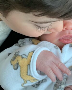 Sara Pinto Instagram - Hakuna Matata 💛 #momoftwo #myboys #raisingboys #momofboys #bros
