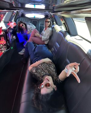Sara Pinto Instagram - Há 18 anos Roma deu-me duas manas para a vida 🩷 tem sido uma viagem do caraças… de avião, barco, autocarro… ou limousine 🥂 swipe ➡️ TAYLOR CHEGAMOS!! #swifties #taylorswift #theerastour #erastourlisbon