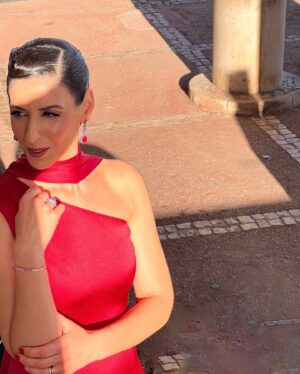 Sara Pinto Instagram - 🍒 cherry season 🍒 deslizar para look completo ✨

Styling @bydorarogerio 
Vestido @miguel_leite_atelier 
Jóias @hamicijoalharia 
Sandálias @aldo_shoes 
Cabelo @rosacarvalho_oficial 
Maquilhagem @franciscabairrosmakeup 
Assistência @margaridalourenco_