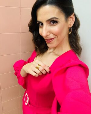 Sara Pinto Instagram - A dupla rádio&televisão voltou a juntar-se para homenagear os atletas de tantas modalidades praticadas neste que é o nosso concelho de origem! Parabéns a todos os campeões que colocam o Marco de Canaveses no mapa do desporto nacional e internacional 👏🏻👏🏻👏🏻 e um obrigada especial ao talento de quem nos aperaltou para esta noite de festa 🕺🏻💃🏻#galadodesporto2022 #marcodecanaveses