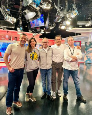 Sara Pinto Instagram - Fotografia 1 - Ensaio geral
Fotografia 2 - It’s Showtime!✨
Está feita mais uma. Obrigado a todos os que estiveram connosco. 🗳️🇪🇺
@tvioficial 
@cnnportugal