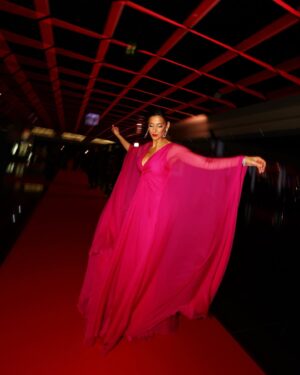 Sara Pinto Instagram - Há vestidos e vestidos…
e depois há este incrível pink Valentino 🩷
que nos deixa divertir tanto na red carpet.

Obrigada à minha glam team:

Styling:  @bydorarogerio (a melhor!!!)
Dress: @maisonvalentino @stivali_boutiques 
Shoes: @giuseppezanotti 
Jewelry: @saldanha_joalheiros 
Makeup: @thecristianareis 
Hair: @celiadasilva_hairstylist 
Photos: @andre_stachel 

Ah!! Parabéns @tvioficial 💕