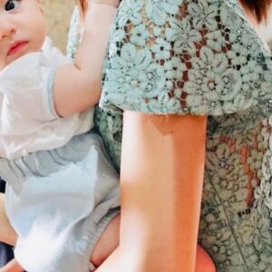 Sara Pinto Instagram - Dia feliz no sábado 🤍 voltámos à igreja da minha infância para o batismo dos meus pequeninos. Dia de lembrar de onde viemos, no colinho da bisavó… e de criar mais raízes com a árvore que plantámos 🕊 #família