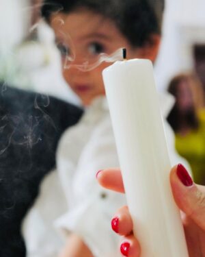 Sara Pinto Instagram - Dia feliz no sábado 🤍 voltámos à igreja da minha infância para o batismo dos meus pequeninos. Dia de lembrar de onde viemos, no colinho da bisavó… e de criar mais raízes com a árvore que plantámos 🕊 #família