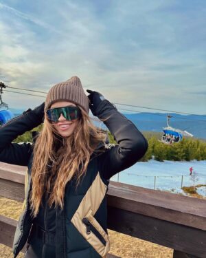 Sára Rychlíková Instagram - •1.1•
Snowboard, západ slunce, “malej” Máťa z Portugalska a Doména, která při mně stojí už 23let(někdy jí bolej nohy no..)
První den v novém roce..:)nemohl být příjemnější.
