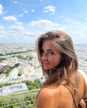 Sára Rychlíková Instagram - Paříž.. 🗼💫
Mé oči se nemohou vynadívat. Jsi skvostná.