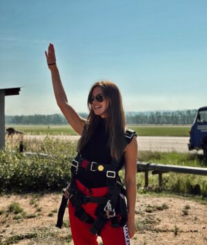 Sára Rychlíková Instagram - Ready to JUMP!🤙🏾 200km/h
,,Teď jsem pro tebe na pět minut bůh”.. 
Jestli si někdo dokáže získat okamžitou důvěru, tak je to tvůj instruktor ve volném pádu. 
A sakra.. hrozně bych chtěla, ale nejde popsat, co cítíš a jaký to je. 
Jirko, Tobě patří velký DÍK! Za týden mě máte zpátky! 😃🪂 
#volnýpád#4km 
@volny_pad