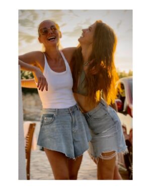 Sára Rychlíková Instagram - Tak jsem se Tě přeci jen dočkala drahá❤️ Nejmilejší návštěva v Chorvatsku a ještě za mnou přiletěla fakt jen na otočku! Děkuju ti @sararychlikova 

#friends #visit #croatia #sararychlikova #thankyou #loveyou