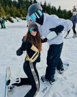 Sára Rychlíková Instagram - •1.1•
Snowboard, západ slunce, “malej” Máťa z Portugalska a Doména, která při mně stojí už 23let(někdy jí bolej nohy no..)
První den v novém roce..:)nemohl být příjemnější.