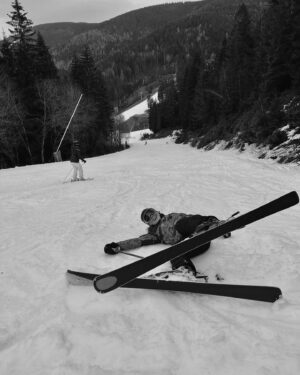Sára Rychlíková Instagram - •1.1•
Snowboard, západ slunce, “malej” Máťa z Portugalska a Doména, která při mně stojí už 23let(někdy jí bolej nohy no..)
První den v novém roce..:)nemohl být příjemnější.