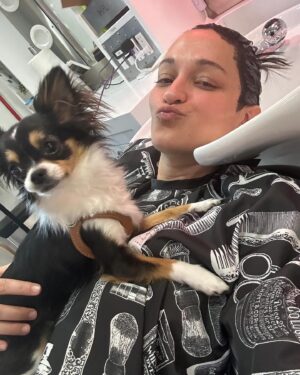 Sara Tomko Instagram - On or about the time when tonight’s episode was being filmed, a lot of companions returned for some much needed companionship. 
1) Me and Brett Brown from Love Island Sz 4
2) Harry and Baby
3) @elvyalreadyexists and Raisin 
4) @themusicalmushroom and her teacakes 
5) Linda & Wilma, @meredithgarretson & @dgarcon (It was Easter, We cascaroned thx to @amberhassa )
6) Me and my hair dye and Wilma protecting me
7) Me and the first ever fire I made by myself 
8) Asta and D’Arcy and our thumbs
•••
Now, who’s in tonight’s episode and how they got there is really for you to watch and find out.
•••
@residentalien @syfy 10pm Wednesdays or Next Day on @peacock (Only Two Episodes Left of Szn 3🥺)