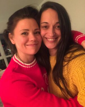 Sara Tomko Instagram - Exhibit A: First Day on Set Together
Exhibit B: The Sun follows you
Exhibit C: Our first scene on set together that you never got to see on screen but still exists in our hearts for all eternity
Exhibit D: Our first premiere together
Exhibit E: For how ETERNALLY I love you
Happy Birthday @meredithgarretson 🤌🏽🥥🍀
•••
✨🤸🏽‍♀️🤸🏽‍♀️✨